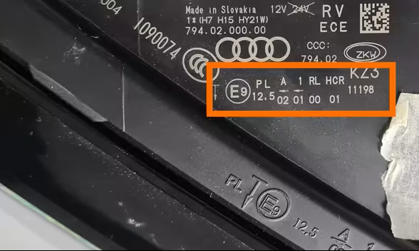 Goedkeuringsnummer aan binnenkant van de koplamp